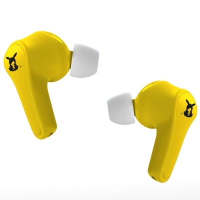 Par de auriculares amarelos com ponteiras brancas e logotipo preto do Pikachu