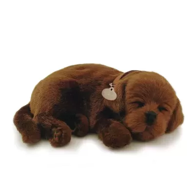 Boneco de peluche cão castanho a dormir