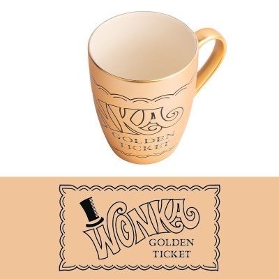 Caneca dourada com texto Wonka Golden Ticket e imagem gráfica correspondente