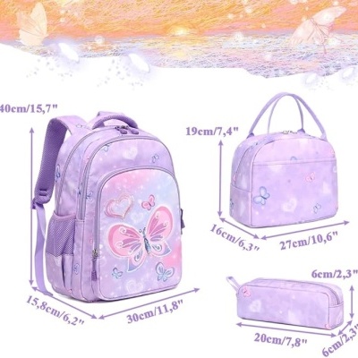 Conjunto de mochila, saco e estojo lilás com padrão de borboletas e corações