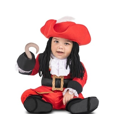 Criança sentada com fantasia de pirata vermelha e preta, chapéu vermelho e gancho na mão.