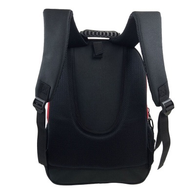 Mochila preta vista de trás com alças acolchoadas e material em malha