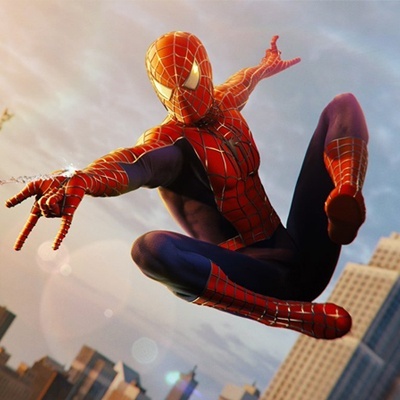 Figura de ação do Homem-Aranha em pose dinâmica com fato vermelho e azul, cenário urbano ao fundo