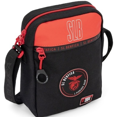 Bolsa transversal preta e vermelha com logos do SL Benfica.