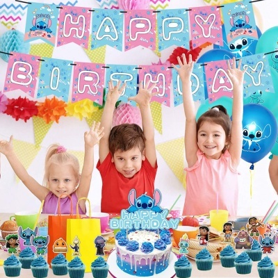 Festa de aniversário infantil com decoração do Stitch, três crianças e bolo tema azul e rosa