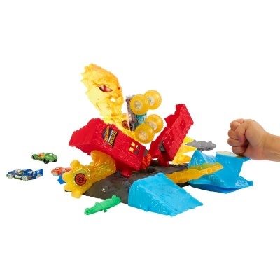 Brinquedo de acidente com carros coloridos e mão humana ao lado