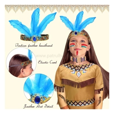 Criança com fantasia indígena usando tocado com penas azuis e faixa decorativa