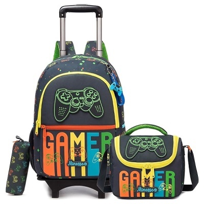 Mochila com rodas, estojo e saco térmico com tema gamer em preto e cores vivas.