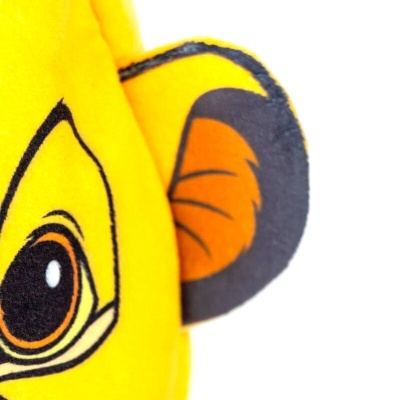 Peluche amarelo com olhos grandes e orelha arredondada laranja e preta