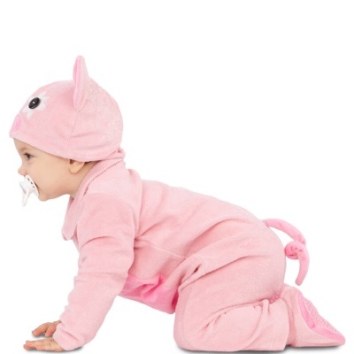 Bebé em fato felpudo rosa com capuz de animal e chupeta, engatinhando