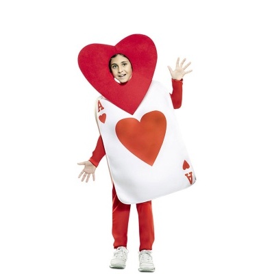 Pessoa com fantasia de Ás de Copas em fundo branco