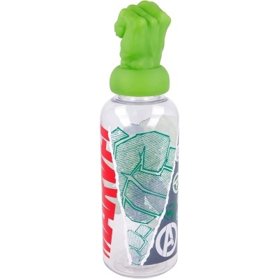 Garrafa plástica transparente com tampa verde em forma de punho fechado e decoração de The Avengers.