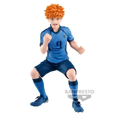 Figura colecionável com cabelos laranja em roupa de futebol azul