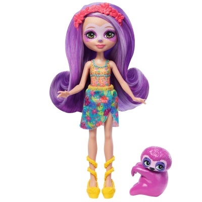Boneca com cabelo roxo e vestido floral com pequeno animal rosa