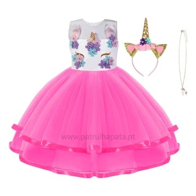 Vestido rosa volumoso de criança com bordados de flores e unicórnio, tiara dourada de unicórnio e acessório com pendente de unicórnio.