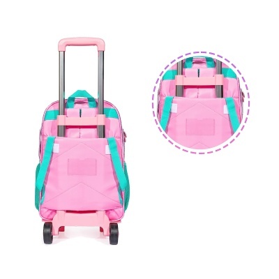 Mochila de rodinhas cor-de-rosa e turquesa vista de costas