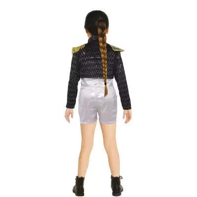 Criança de costas com casaco preto estrelado e calções prateados