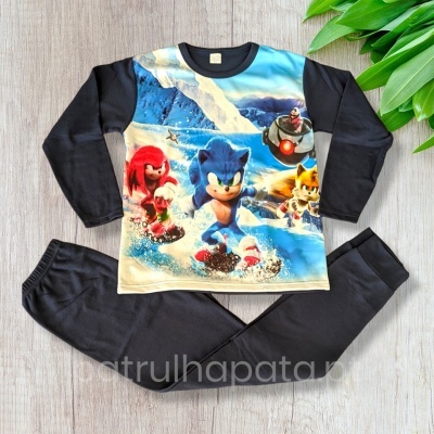 Pijama infantil com camisola preta com estampa Sonic e calças pretas.