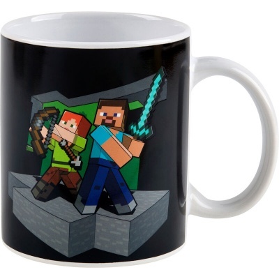 Caneca branca com personagens de Minecraft em fundo preto.