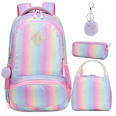 Conjunto colorido com mochila, bolsa, pochete e chaveiro peludo em tons pastel