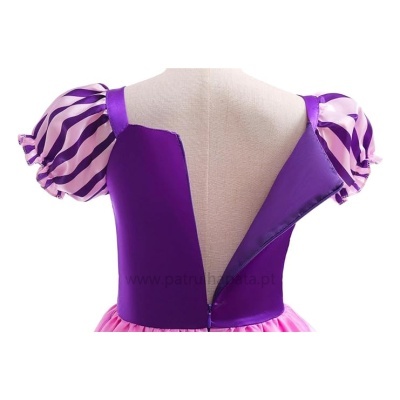 Vestido roxo com mangas bufantes lilás riscas roxas e saia rosa visto de costas
