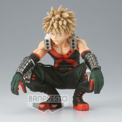 Figura colecionável de personagem de anime com roupa preta e vermelha e cabelo loiro