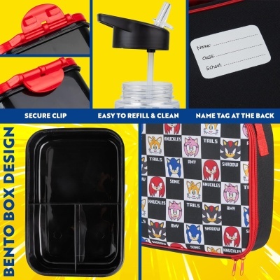 Estojo preto com tampa vermelha, garrafa transparente com tampa preta, mochila com padrão de personagens e etiqueta para nome