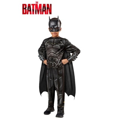 Criança em disfarce do Batman preto com capa e máscara e logo THE BATMAN vermelho