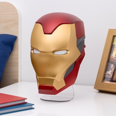 Máscara capacete Iron Man vermelho e dourado sobre mesa branca com suporte transparente