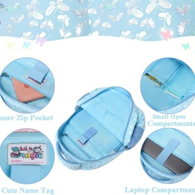 Mochila azul clara com padrão de borboletas, bolsos internos e etiqueta para nome