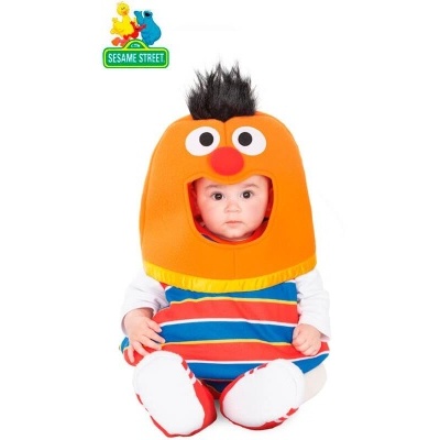 Bebé vestido com fato de Bert do Sesame Street sentado