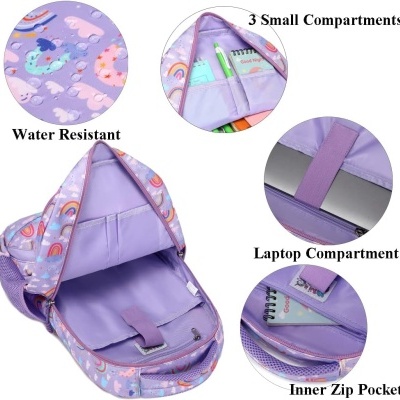 Mochila lilás com padrão de unicórnios e arco-íris, mostrando compartimentos interiores