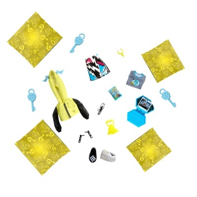 Miniaturas de roupas e acessórios com quatro envelopes dourados decorativos