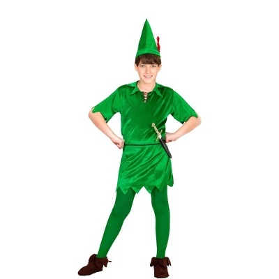 Criança com fantasia verde de duende e chapéu com pena vermelha