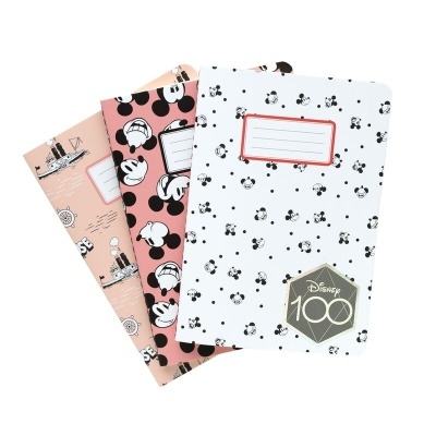 Três cadernos com capas estampadas de Mickey Mouse e tema Disney 100