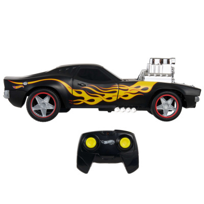 Carro de brinquedo preto com chamas amarelas e comando preto e amarelo