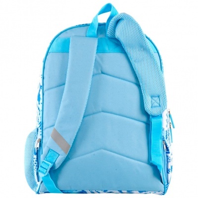 Mochila azul clara vista de trás com alças almofadadas e detalhes em tecido de rede.
