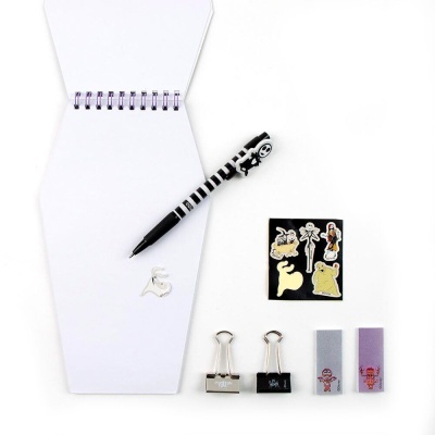 Conjunto de artigos de papelaria com bloco de notas, caneta, autocolantes, clipes e apagadores sobre fundo branco