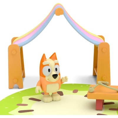 Brinquedo de cão com escorrega e tendas coloridas em base redonda