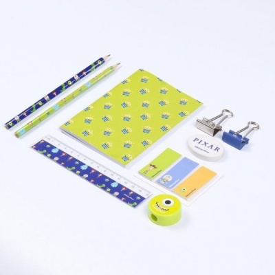 Material escolar Disney Pixar com caderno verde claro, lápis, régua, apontador, clips e marcadores de página