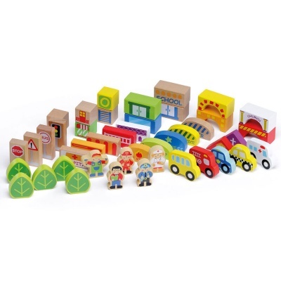 Conjunto de brinquedos de madeira coloridos com veículos, figuras, sinais e edifícios