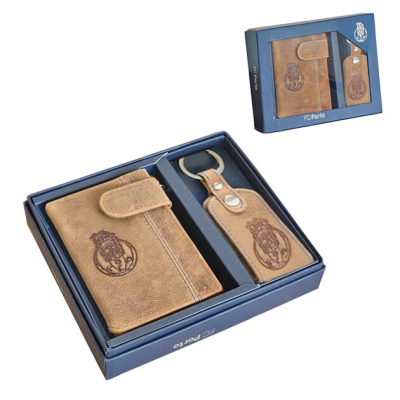 Carteira e porta-chaves castanhos com brasão, em embalagem azul com texto FC Porto.