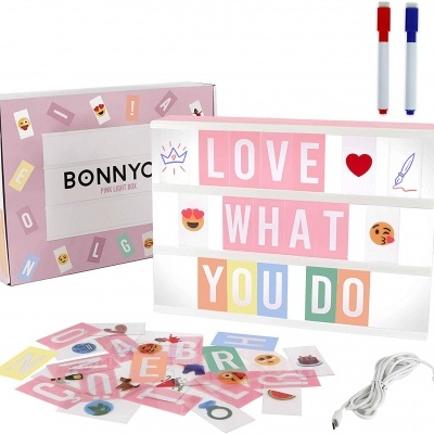 Caixa BONNYC LIGHTBOX com letras coloridas, emojis, símbolos, marcadores e cabo USB