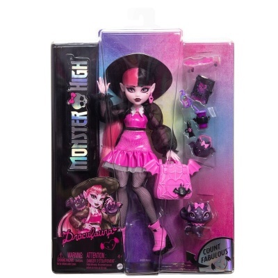 Boneca Draculara Monster High com roupa rosa e preta e acessórios em embalagem