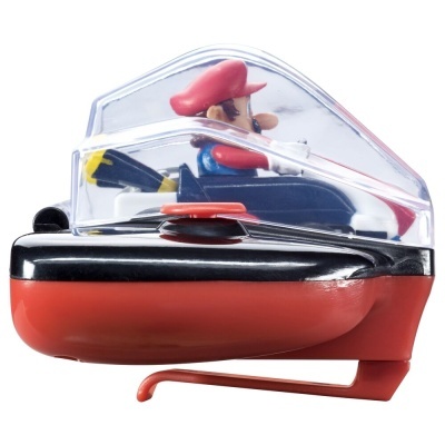 Veículo de brinquedo vermelho e preto com personagem dentro e capa transparente