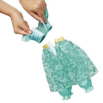 Conjunto azul e verde água com padrão floral para boneca, com botas e macacão