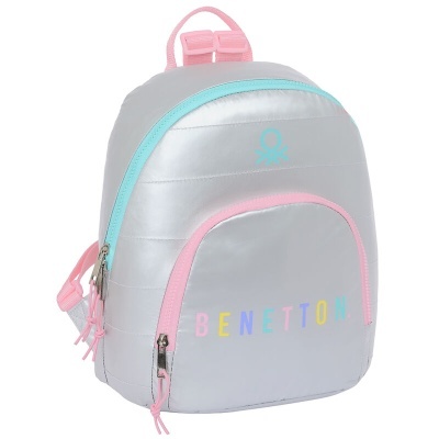 Mochila pequena prateada com detalhes em azul e rosa e texto BENETTON colorido