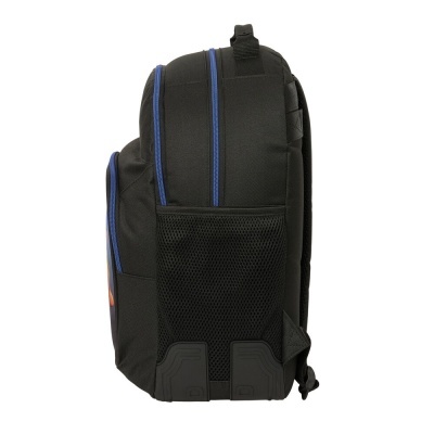 Mochila preta com fechos azuis e bolso lateral em malha.