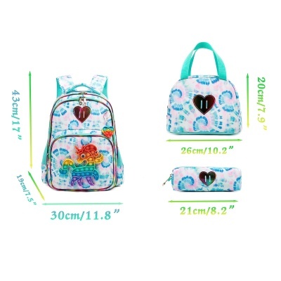 Conjunto mochila, saco térmico e estojo coloridos com padrão tie-dye e ilustração de dinossauro