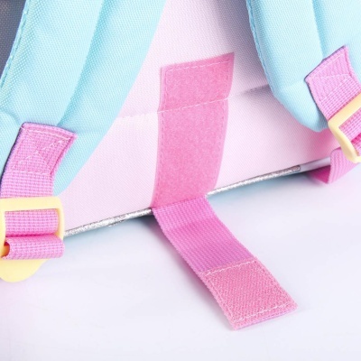Detalhe da parte inferior de uma mochila com alças cor-de-rosa e azul claro